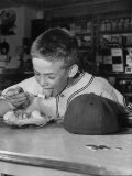 Boy Wearing Baseball Uniform Eating Banana Split at Soda Fountain Counter Lámina fotográfica por Joe Scherschel Boy Wearing Baseball Uniform Eating Banana Split at Soda Fountain Counter Lámina fotográfica por Joe Scherschel