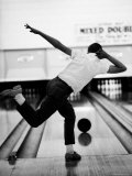 Boy Bowling at a Local Bowling Alley Photographie par Art Rickerby