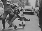 Boys Skateboarding in the Streets Lámina fotográfica por Bill Eppridge Boys Skateboarding in the Streets Lámina fotográfica por Bill Eppridge