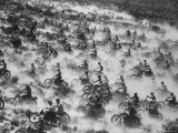 650 Motorcyclists Race Through the Mojave Desert Fotografie-Druck von Bill Eppridge