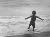 Little Boy Trying to Surf Lámina fotográfica por Allan Grant Little Boy Trying to Surf Lámina fotográfica por Allan Grant