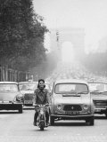 Champs Elysees Traffic Led by Actress Elsa Martinelli on Motorbike Lámina fotográfica de primera calidad por Carlo Bavagnoli