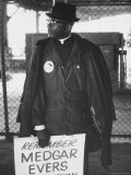 African American Picketing Outside Main Gates on Night of Opening of World's Fair Impressão fotográfica premium por George Silk African American Picketing Outside Main Gates on Night of Opening of World's Fair Impressão fotográfica premium por George Silk