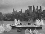 Fireboats Greeting the SS France, as It Enters the New York Harbor on Its Maiden Voyage Fotografie-Druck von Ralph Morse