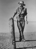 Australian Hunter George Girdler Surveys the Outback Impressão fotográfica premium por George Silk Australian Hunter George Girdler Surveys the Outback Impressão fotográfica premium por George Silk