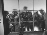 Fans Peering at Elvis Presley, Just Back in the Us After Army Duty Reproduction photographique sur papier de qualité par Al Fenn