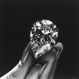 Actress Elizabeth Taylor Displaying Her Diamonds, Bought from Cartiers Photographie par Yale Joel