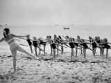 Girls of the Children's School of Modern Dancing, Rehearsing on the Beach Photographie par Lisa Larsen