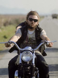 Member of Hell's Angels Riding Motorcycle on Road Lámina fotográfica por Bill Ray Member of Hell's Angels Riding Motorcycle on Road Lámina fotográfica por Bill Ray