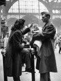 Wife and Baby Saying Farewell to Serviceman Husband and Father at Pennsylvania Station During WWII Photographie par Alfred Eisenstaedt