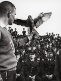 Air Force Academy Cadets Watching Handler Performing with the Air Force Mascot, a Falcon Lámina fotográfica por Leonard Mccombe Air Force Academy Cadets Watching Handler Performing with the Air Force Mascot, a Falcon Lámina fotográfica por Leonard Mccombe