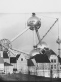 Atomium Towering over Belgian Folklore Exhibit at Brussels World's Fair Premium-Fotodruck von Michael Rougier
