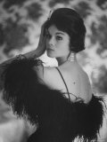 Sheath Dress Topped with Ostrich Feathers by California Designer Lámina fotográfica por Gordon Parks Sheath Dress Topped with Ostrich Feathers by California Designer Lámina fotográfica por Gordon Parks