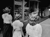 Bonnie, Jeanie, and Shirley Laughlin, After New Hair Styles Reproduction photographique sur papier de qualité par Stan Wayman