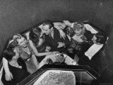 Patrons in Budapest Nightclub "Arizona" Premium-Fotodruck von William Vandivert