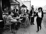 Parisians at a Sidewalk Cafe Pósters por Alfred Eisenstaedt Parisians at a Sidewalk Cafe Pósters por Alfred Eisenstaedt