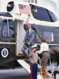 President Jimmy Carter Boarding Helicopter Marine 1 with Wife Rosalynn For an Easter Vacation Premium fotografisk trykk av Walter Bennett President Jimmy Carter Boarding Helicopter Marine 1 with Wife Rosalynn For an Easter Vacation Premium fotografisk trykk av Walter Bennett