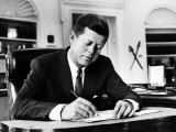 President John F. Kennedy Working at His Desk in the Oval Office of the White House Photographie par Alfred Eisenstaedt