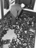 Sikh Removing His Shoes Before Entering the Shrine Lámina fotográfica por John Phillips
