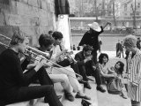 Young Parisian Musicians Enjoying an Impromptu Outdoor Concert on the Banks of the Seine River Photographie par Alfred Eisenstaedt