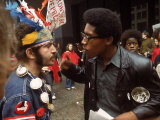 Yippie and Black Panther Confronting Each Other at the Riot Conspiracy Trial of the Chicago Eight Premium fotografisk trykk av Lee Balterman