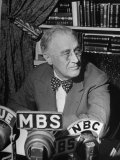 President Franklin D. Roosevelt Speaking on Pre Invasion Fireside Chat Radio Program Photographie par Marie Hansen