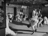 Men Practicing in Judo Class Reproduction photographique sur papier de qualité par Eliot Elisofon