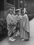 Three Kindergarteners Graduating Today Photographie par Nina Leen