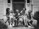 Mothers Sitting with Children on Doorstep Premium-Fotodruck von Hans Wild