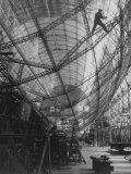 Scene of Construction of Graf Zeppelin at Fabrication Plant Fotografisk tryk Scene of Construction of Graf Zeppelin at Fabrication Plant Fotografisk tryk