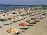 Rows of Open Beach Umbrellas Lining a Sandy Cape Cod Beach Premium-Fotodruck von Dmitri Kessel