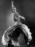 Mannequin en robe à damier esquissant un pas de flamenco Reproduction photographique sur papier de qualité par Gjon Mili