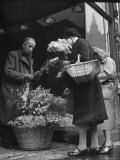 Mrs. Robert Neve Buying Flowers For Her House Premium-Fotodruck von Hans Wild