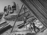 Two Men Working on a Handsaw at the Lumber Mill on the Banks of the Yangtze River Reproduction photographique sur papier de qualité par Jack Wilkes