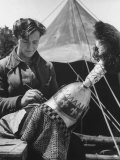 Prop Men Decorating Helmets For Laurence Olivier's "Henry V" Premium-Fotodruck von Hans Wild