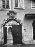 Wolfgang Amadeus Mozart's Birthplace in Salzburg Lámina fotográfica por Gjon Mili Wolfgang Amadeus Mozart's Birthplace in Salzburg Lámina fotográfica por Gjon Mili