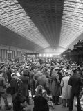 Sunday Afternoon Crowd of Passenger Waiting For Trains at Union Station Premium Photographic Print by Alfred Eisenstaedt