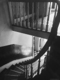 Staircase in Landmark Home 写真プリント - アルフレッド・アイゼンスタット Staircase in Landmark Home 写真プリント - アルフレッド・アイゼンスタット