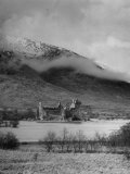 Old Scottish Castle Standing on a River Peninsula, with Mountain Rising in Background Photographie par Nat Farbman