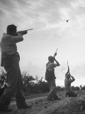 Men Hunting Doves Lámina fotográfica por Cornell Capa Men Hunting Doves Lámina fotográfica por Cornell Capa