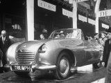 The British Triumph Roadster at the Paris Auto Show Reproduction photographique sur papier de qualité par Gordon Parks