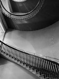 Spiral Staircase in the State Department Building 写真プリント - アルフレッド・アイゼンスタット Spiral Staircase in the State Department Building 写真プリント - アルフレッド・アイゼンスタット