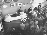 The Smallest Car at the Paris Auto Show, the Reyonnah Photographie par Gordon Parks