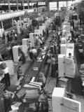 Refrigerators on Assembly Line at General Electric Plant Photographie par Alfred Eisenstaedt