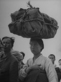 Refugees Carrying Possession on Their Heads and Shoulders Photographie par John Florea