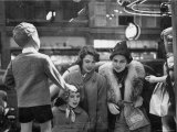 Women in the Perkins Family Enjoying Some Time Shopping Together Photographie par Gordon Parks