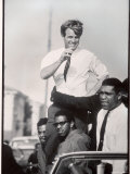 Senator Robert F. Kennedy Campaigning During the California Primary Lámina fotográfica por Bill Eppridge Senator Robert F. Kennedy Campaigning During the California Primary Lámina fotográfica por Bill Eppridge