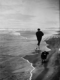 Robert F. Kennedy Running on the Beach with His Dog Freckles Photographie par Bill Eppridge