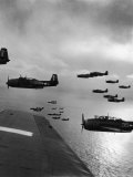 Navy Grumman Avenger Torpedo Bombers Flying Toward Their First Naval Air Strike on Japan Lámina fotográfica por W. Eugene Smith