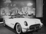 Sleek New Chevrolet Corvette Standing in Show Room Reproduction photographique sur papier de qualité par Eliot Elisofon